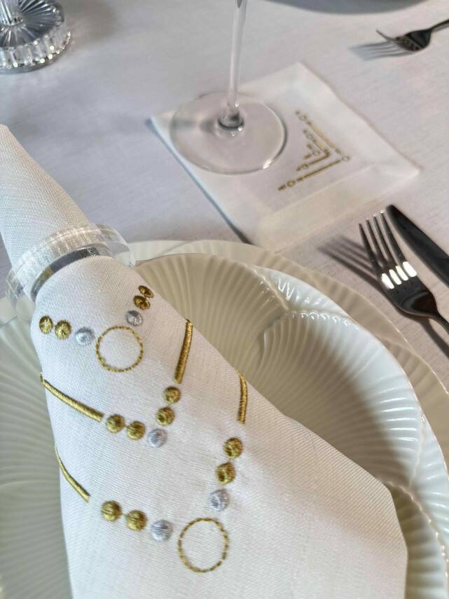 Point of Heart Table Cloth and Napkin - 1